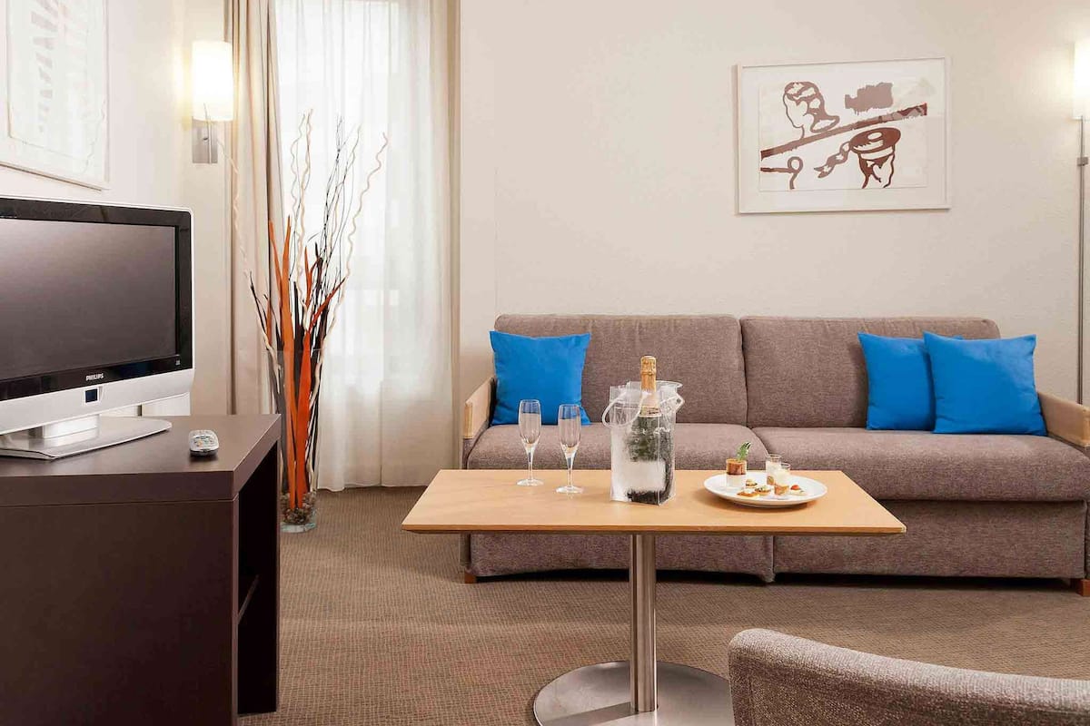 Suite, 1 Doppelbett | Hochwertige Bettwaren, Minibar, Zimmersafe, Schreibtisch
