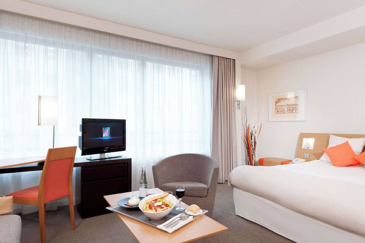Premium bedding, minibar, in-room safe, desk