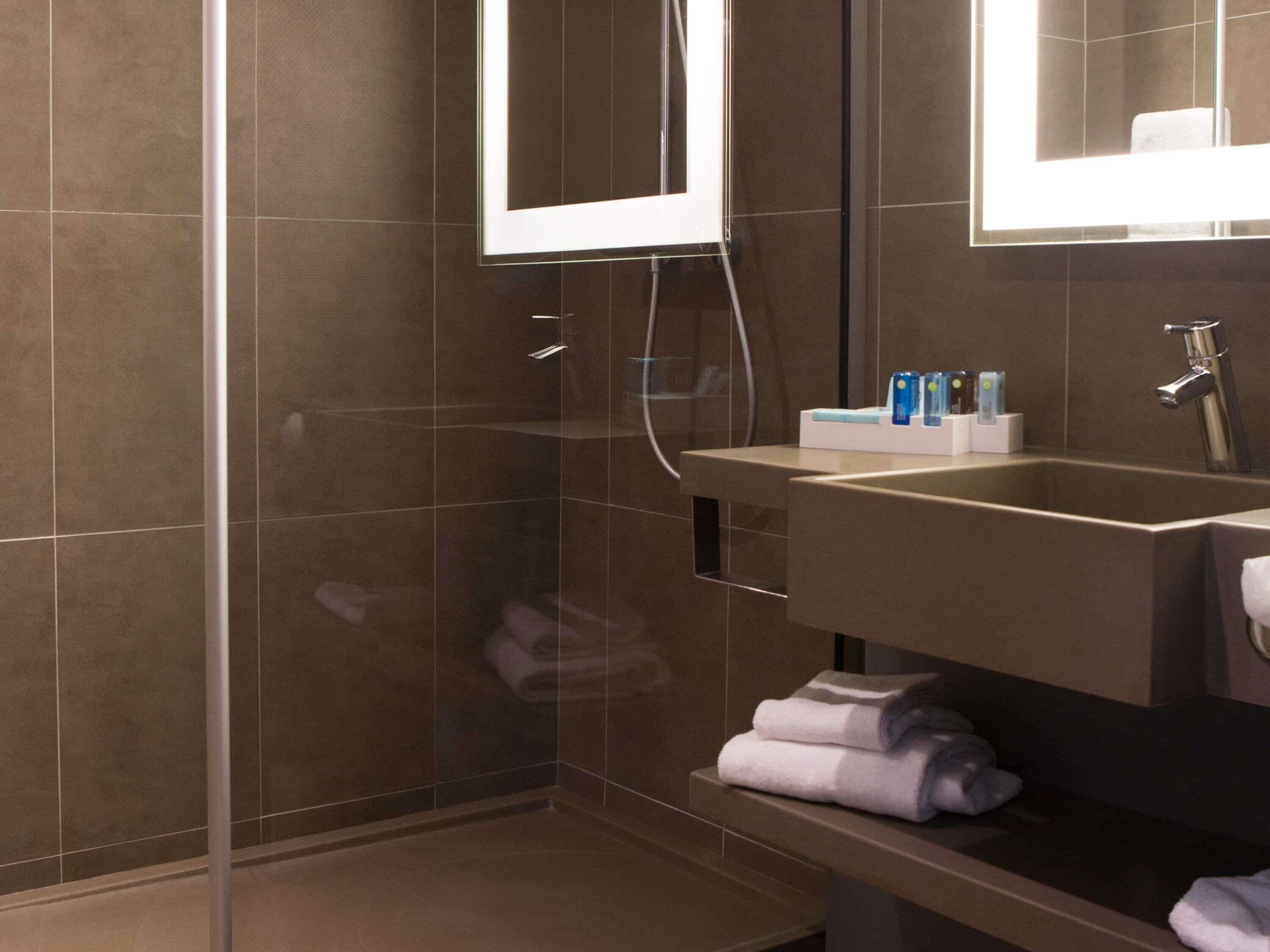 Sengetøy av topp kvalitet, minibar, safe på rommet og skrivebord