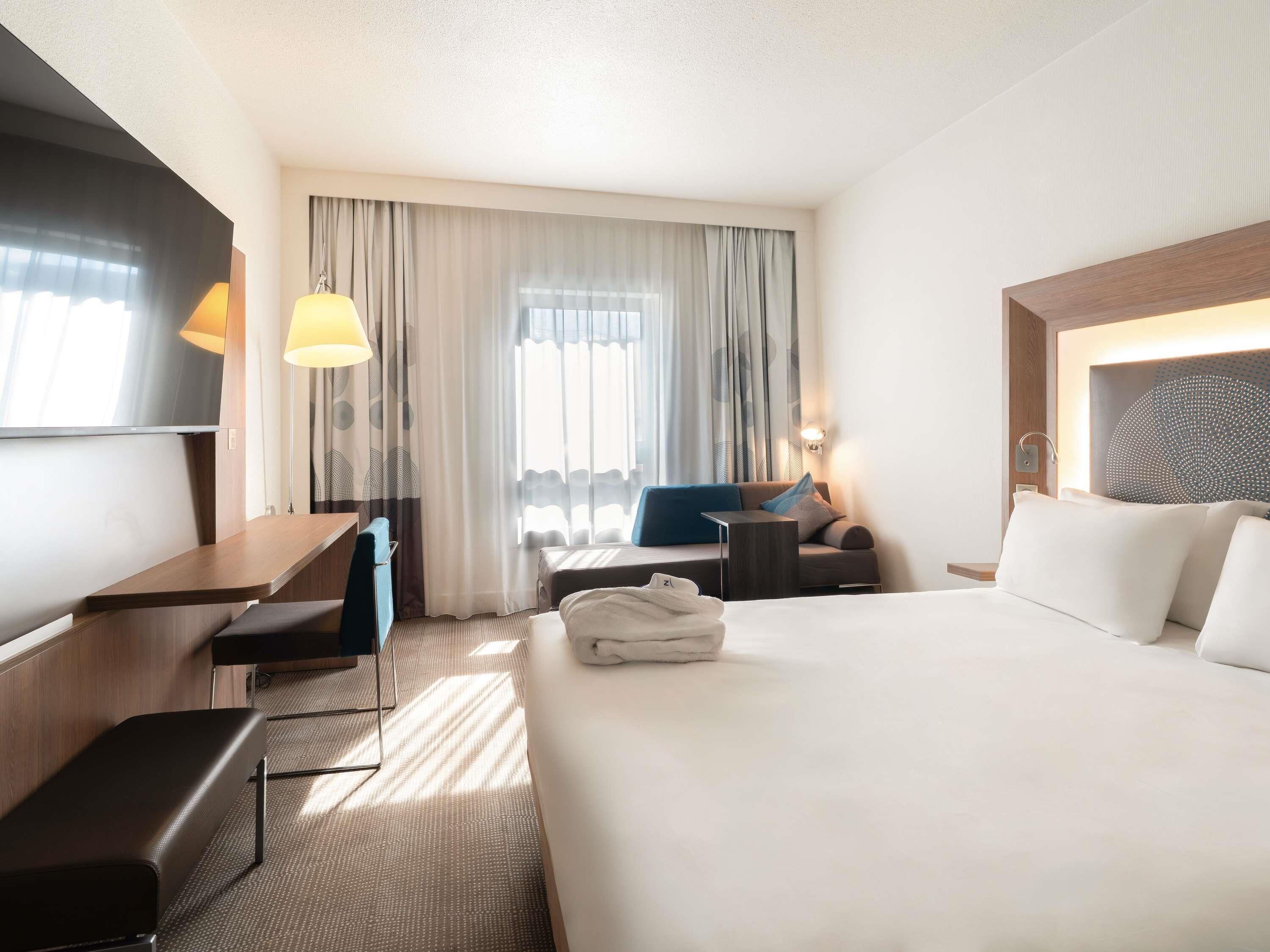 Perhehuone, 1 parisänky | Ylelliset vuodevaatteet, minibaari, tallelokero huoneessa, työpöytä