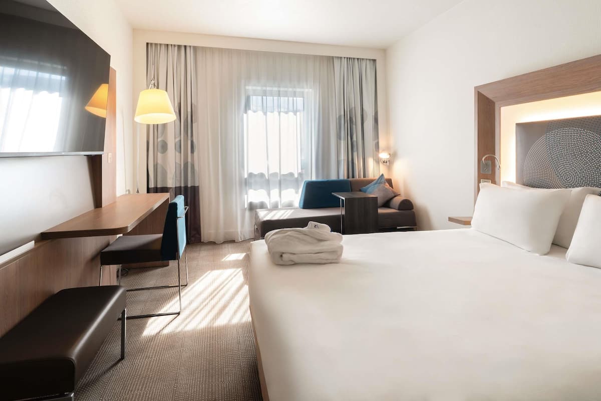 Perhehuone, 1 parisänky | Ylelliset vuodevaatteet, minibaari, tallelokero huoneessa, työpöytä