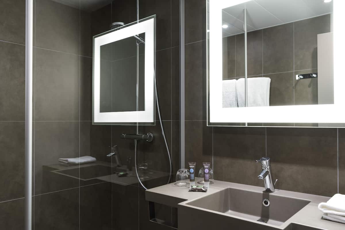 rainfall showerhead, eco-friendly toiletries, hair dryer, towels