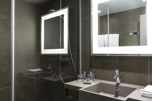 Regendusche, umweltfreundliche Kosmetikartikel, Haartrockner, Handtücher