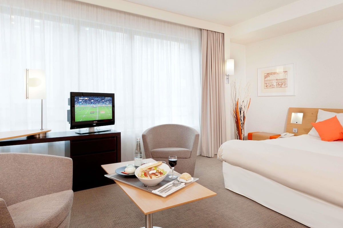 Ylelliset vuodevaatteet, minibaari, tallelokero huoneessa, työpöytä