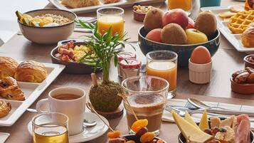 Buffet breakfast for a fee on weekends
