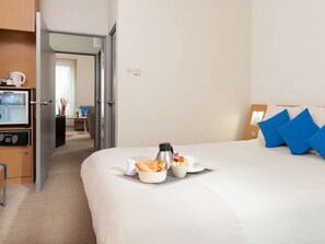 Ylelliset vuodevaatteet, minibaari, tallelokero huoneessa, työpöytä