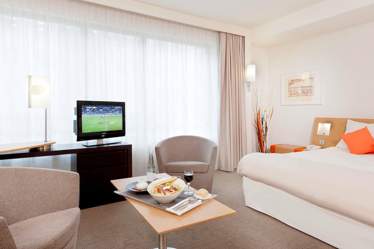 Premium bedding, minibar, in-room safe, desk