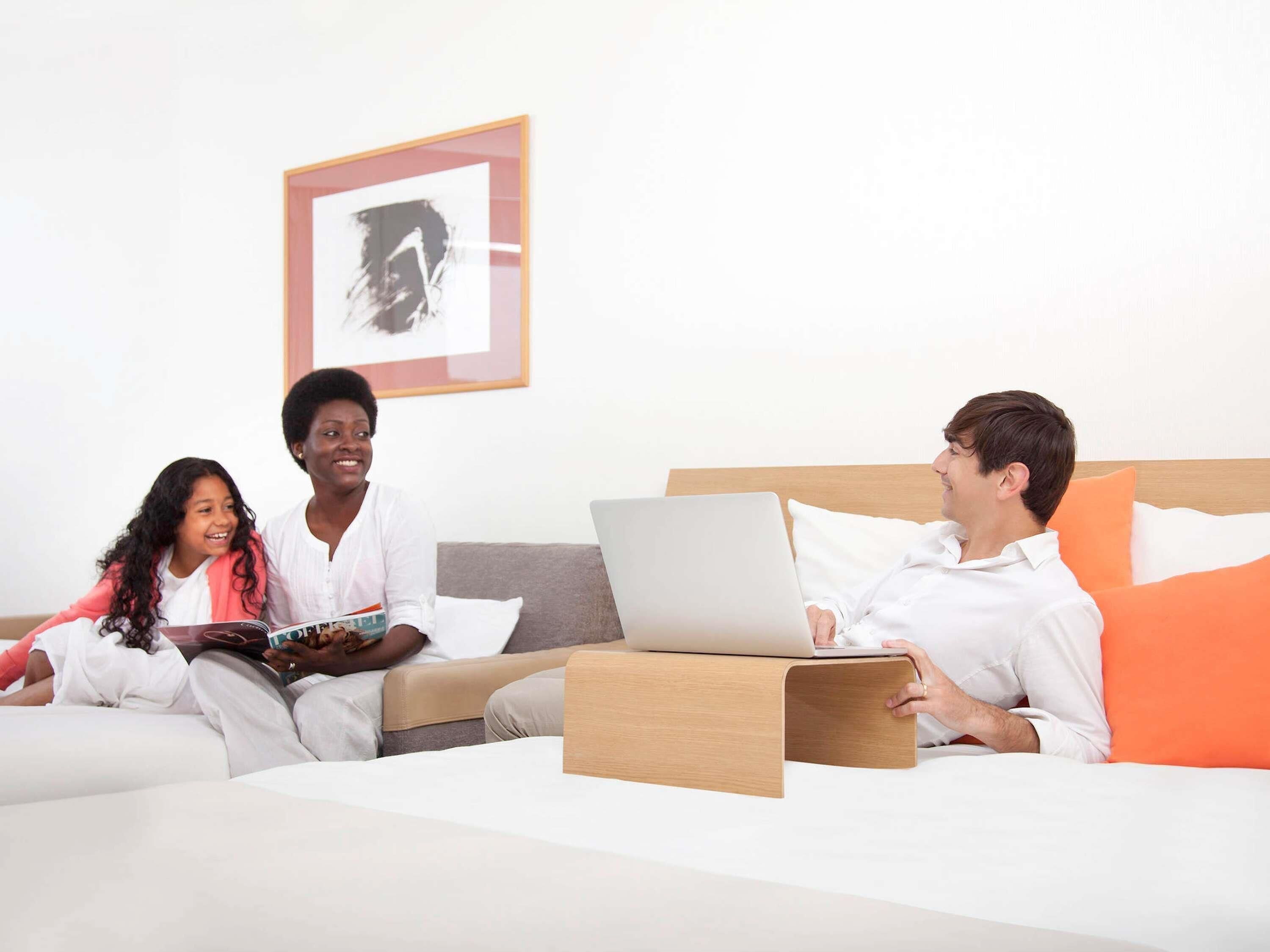 Ylelliset vuodevaatteet, minibaari, tallelokero huoneessa, työpöytä