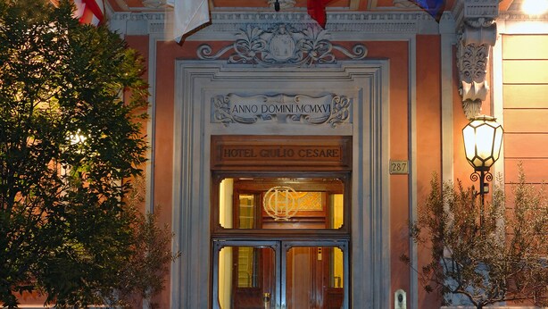 Der Eingang des Hotels Grillo Cesare mit Flaggen der USA, Japan, Italiens und der EU.