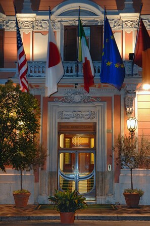 Fachada de la propiedad por la tarde o noche