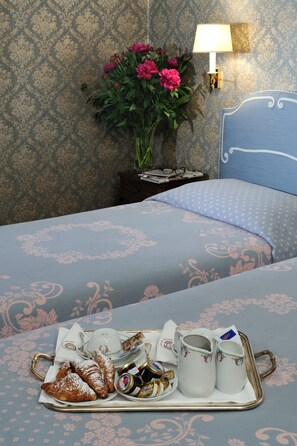 Camera Economy, edificio separato | Minibar, una cassaforte in camera, una scrivania, Wi-Fi gratuito