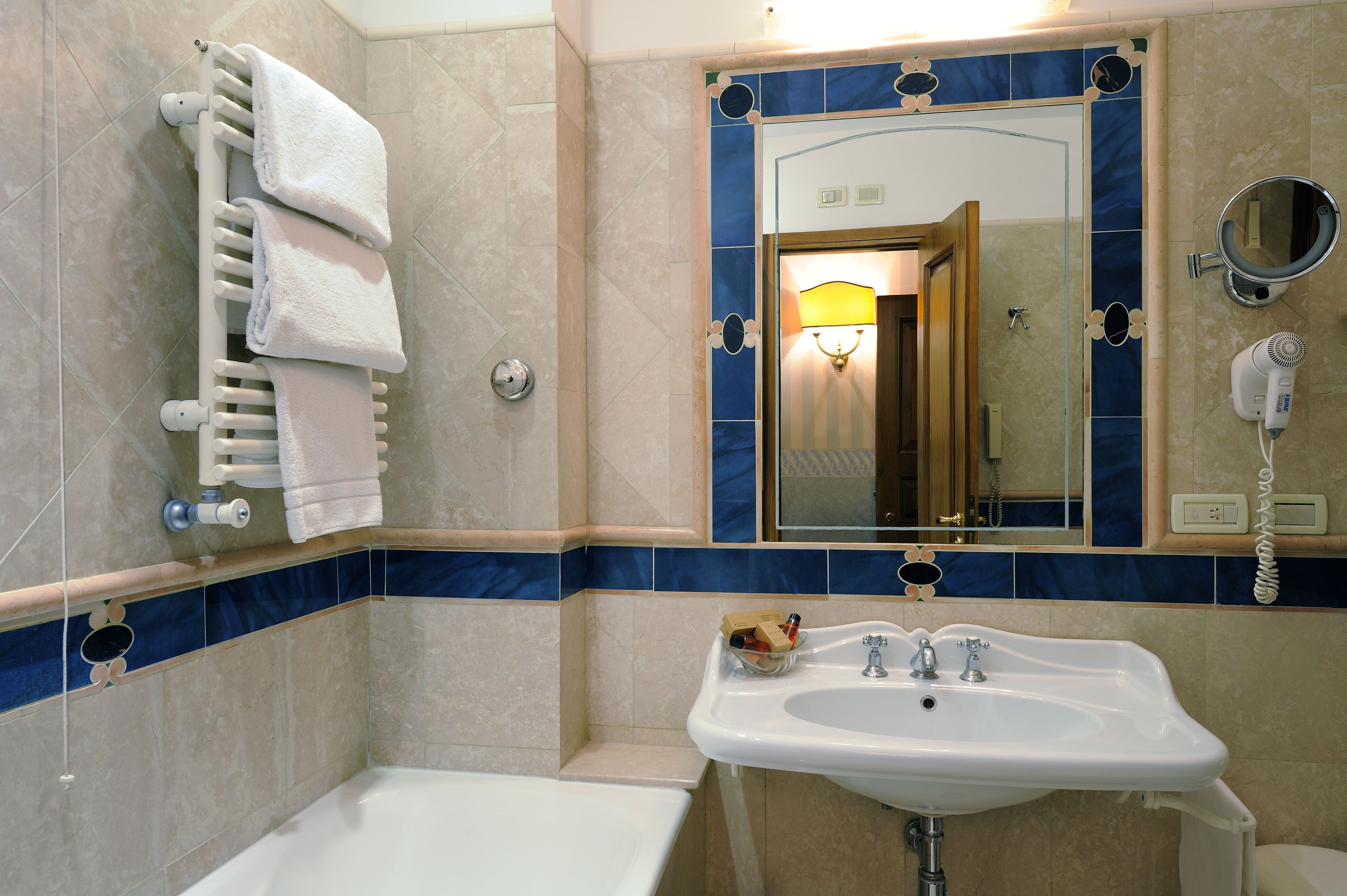 combined shower/bathtub, free toiletries, hair dryer, bidet