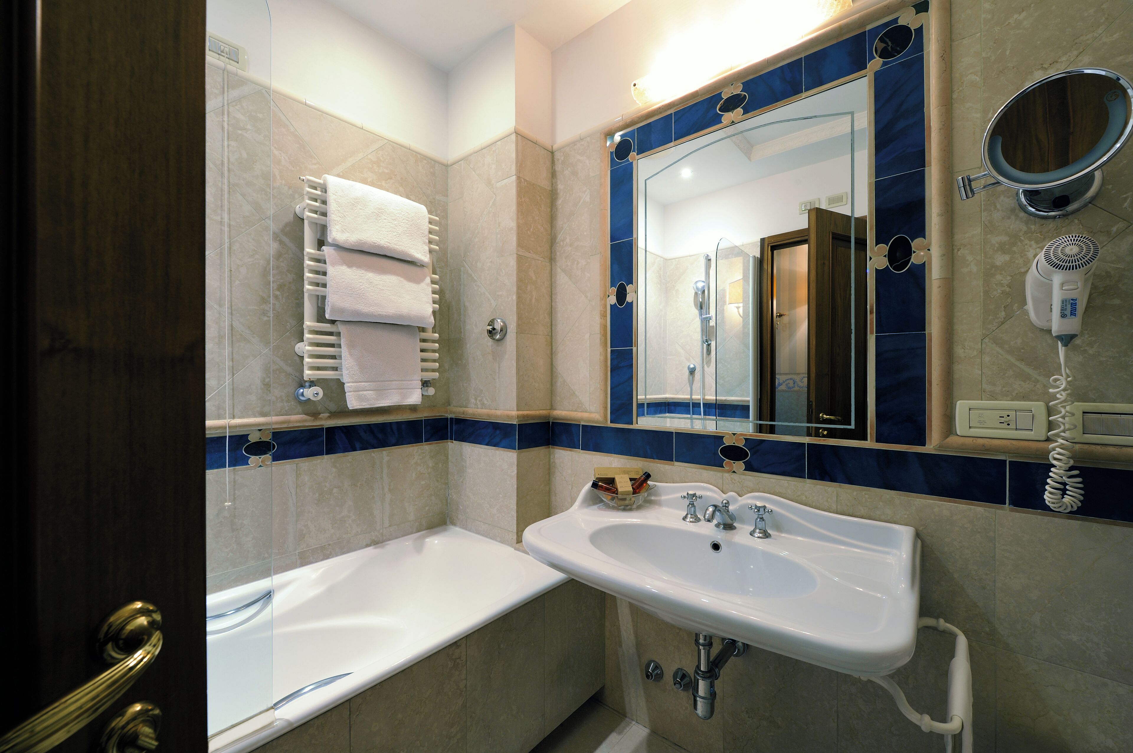 superior double room | bathroom | combined shower/bathtub, free toiletries, hair dryer, bidet