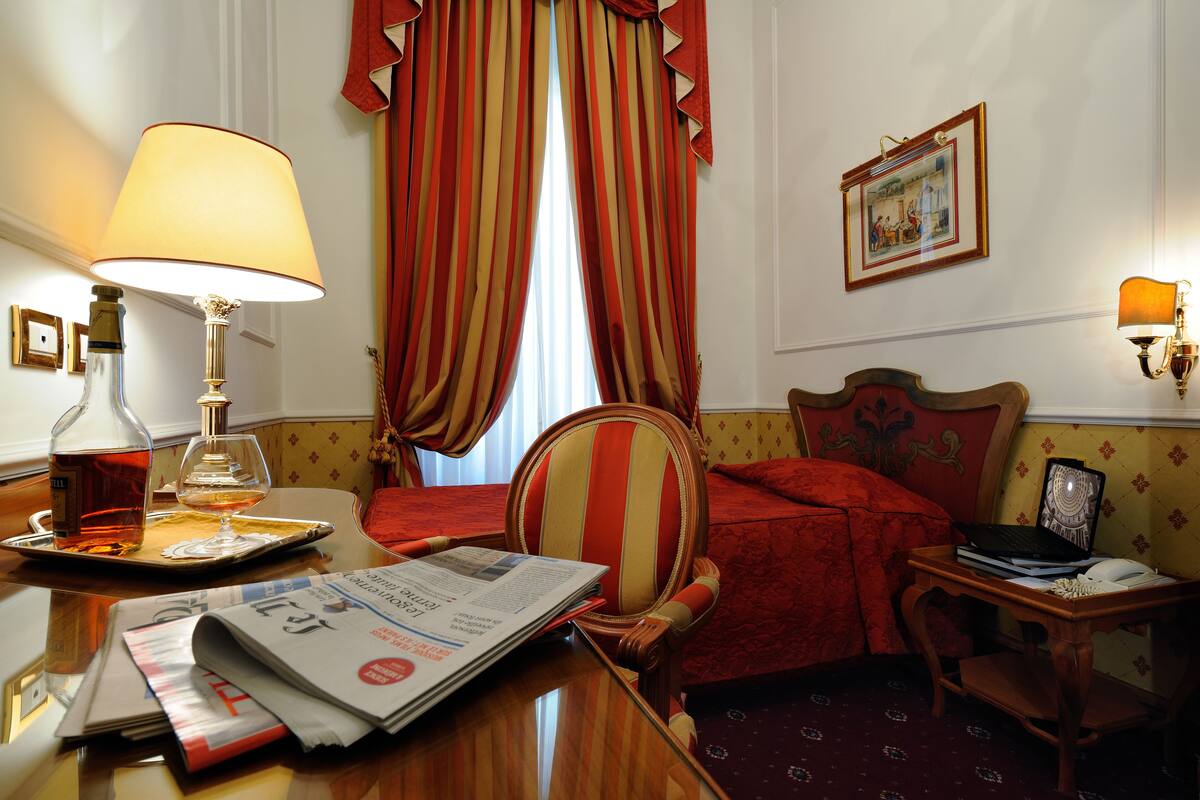 Single Room | Minibar, in-room safe, desk, WiFi (free)