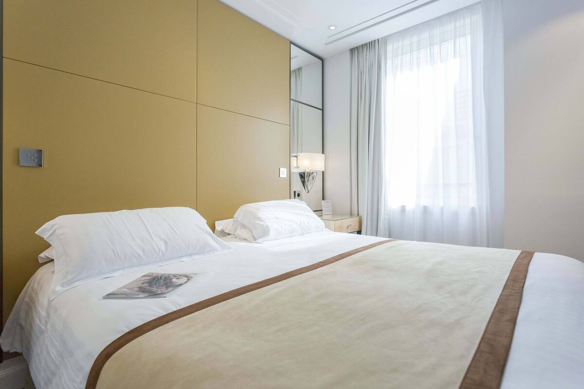 Sengetøy av topp kvalitet, minibar, safe på rommet og skrivebord