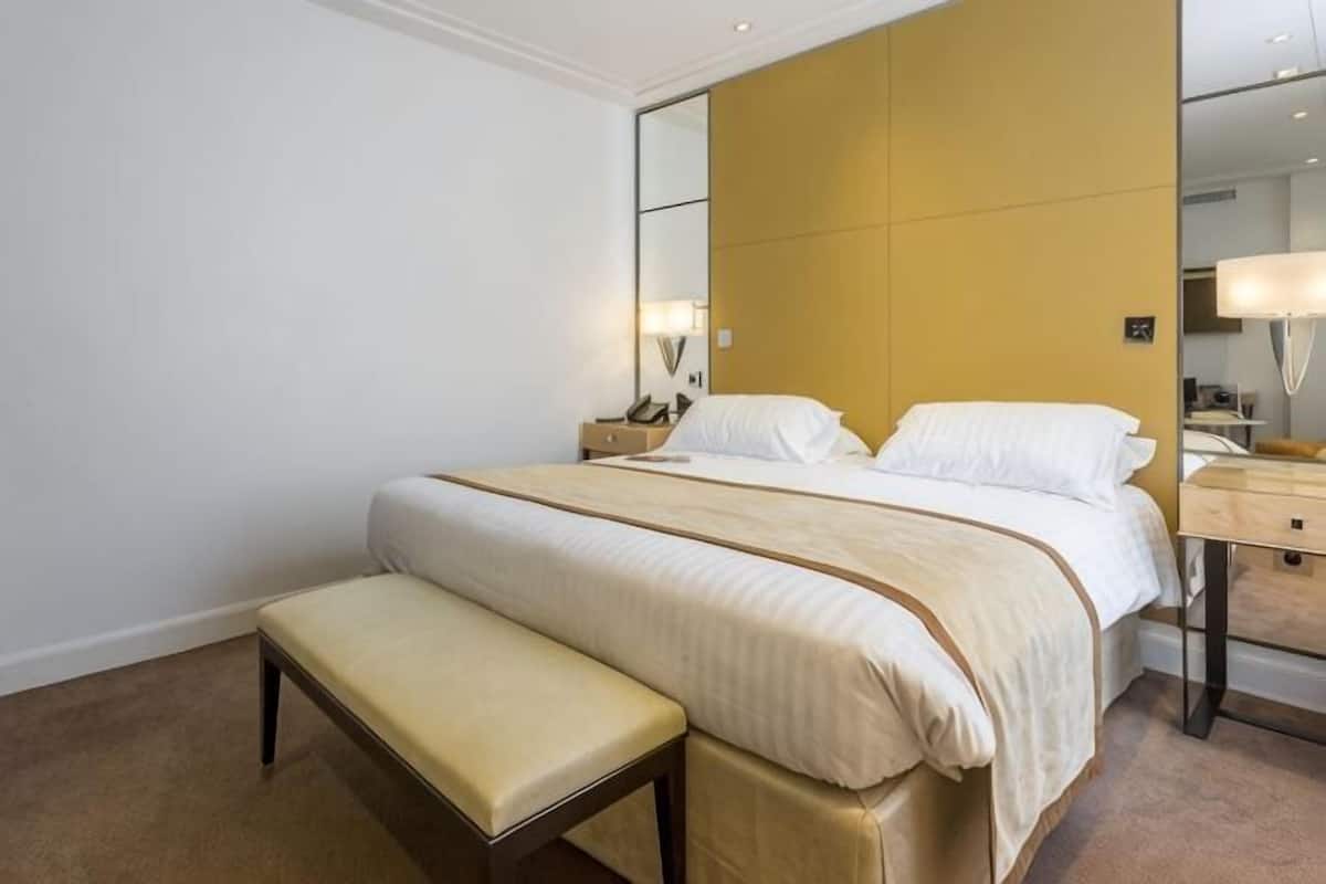 Premium bedding, minibar, in-room safe, desk