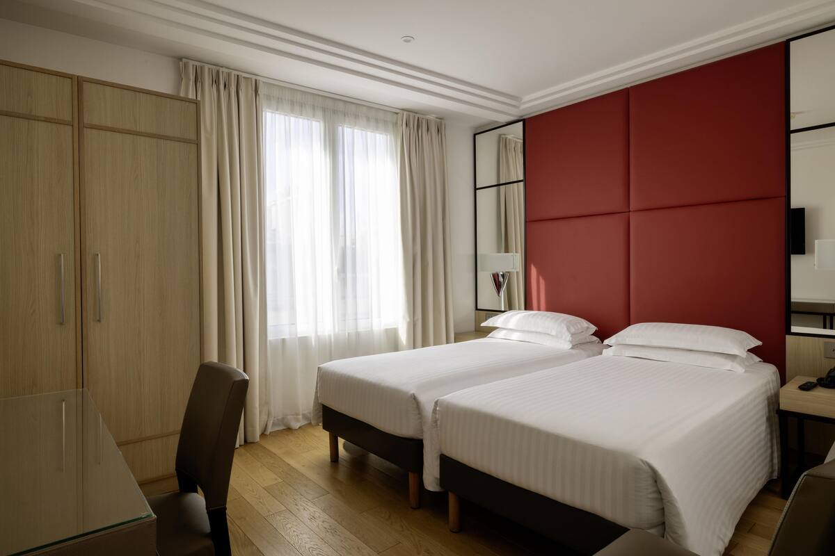 Sengetøy av topp kvalitet, minibar, safe på rommet og skrivebord