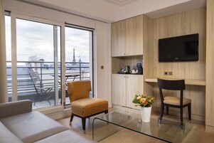 Junior Suite Tour Eiffel | Premium bedding, minibar, in-room safe, desk