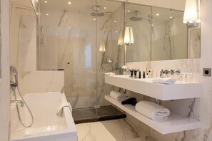 Gratis toiletartikler, hårtørrer, hjemmesko, håndklæder