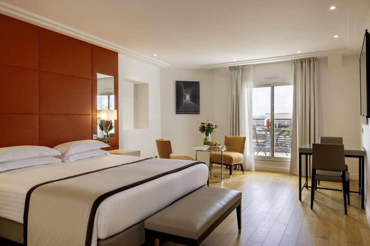 Junior Suite Tour Eiffel | Sengetøy av topp kvalitet, minibar, safe på rommet og skrivebord