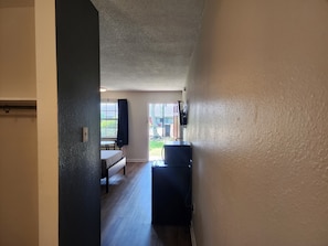 Chambre, 1 très grand lit, non-fumeurs | Draps fournis, réveils