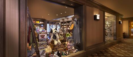 Um saguão de hotel com exposição de animais de pelúcia e brinquedos.