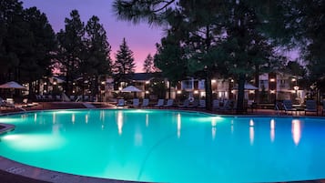 Una piscina al aire libre de temporada