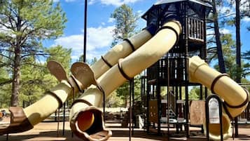 Área de juegos infantiles al aire libre