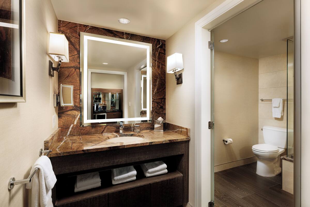 grand room, 1 king bed | bathroom | combined shower/bathtub, free toiletries, hair dryer, towels