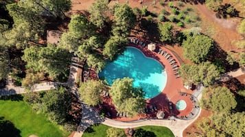 Una piscina al aire libre de temporada