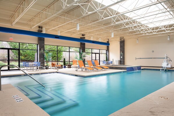 Piscina coperta, con ingresso dalle 06:00 alle 23:00, lettini