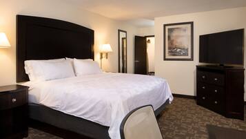 Bureau, rideaux occultants, fer et planche à repasser