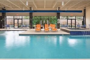 Piscina coperta, con ingresso dalle 06:00 alle 23:00, lettini