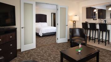 Escritorio, cortinas blackout y tabla de planchar con plancha