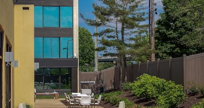 Holiday Inn Hotel & Suites Charleston West by IHG