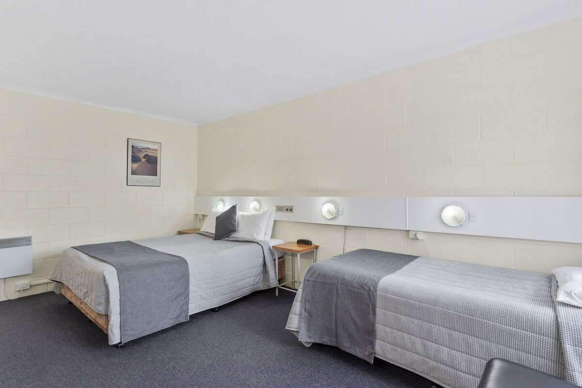 Iron/ironing board, WiFi (free), bed sheets