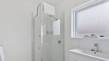 Lejlighed | Badeværelse | Kombination af bruser/badekar, gratis toiletartikler, hårtørrer