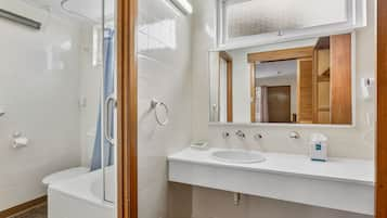 Combined shower/tub, free toiletries, hair dryer, towels