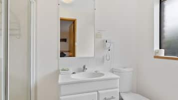 Executive Queen Room | Bathroom | Combined shower/tub, free toiletries, hair dryer, towels
