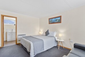 Iron/ironing board, free WiFi, bed sheets
