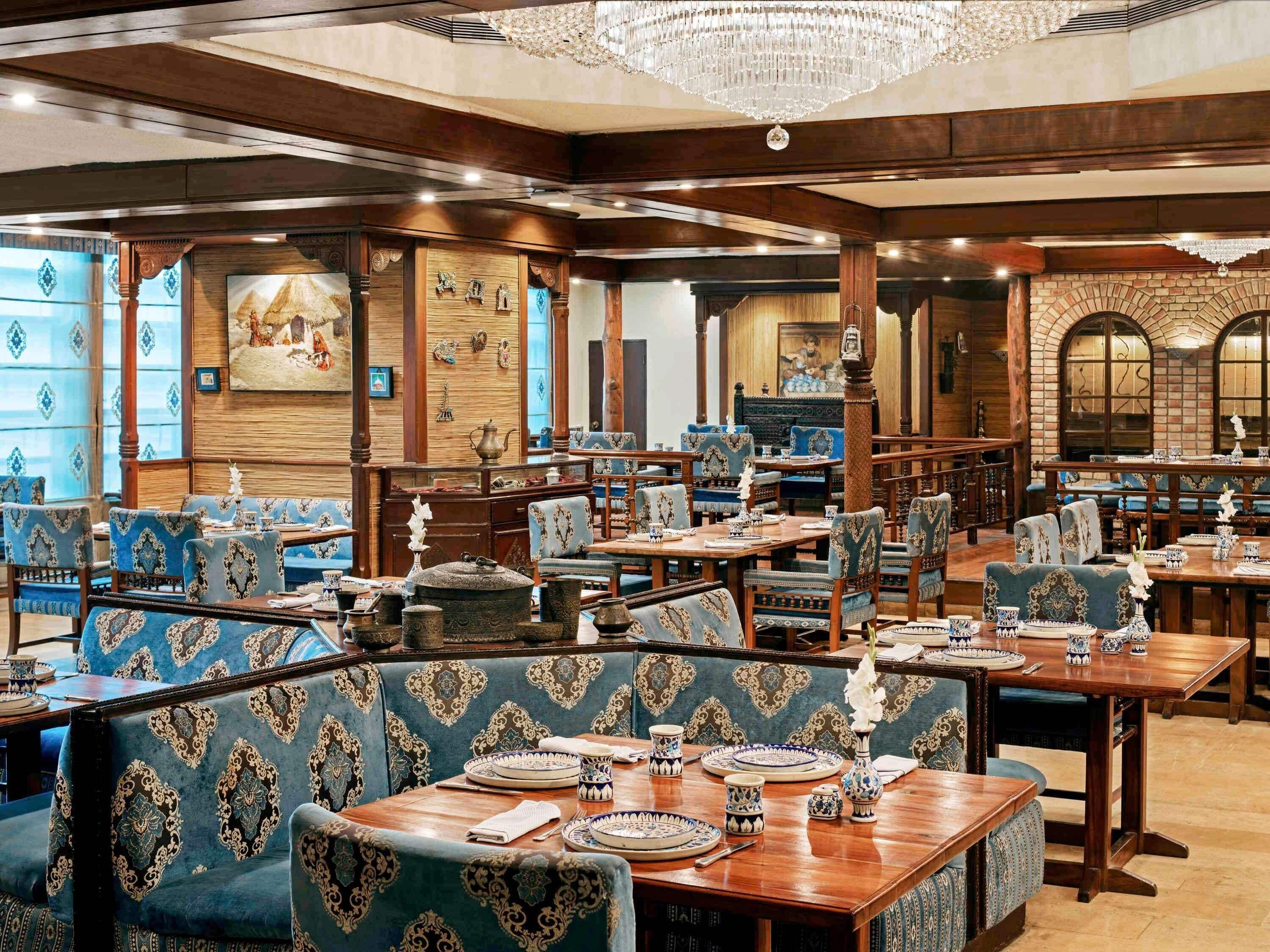 Menyajikan masakan Pakistan