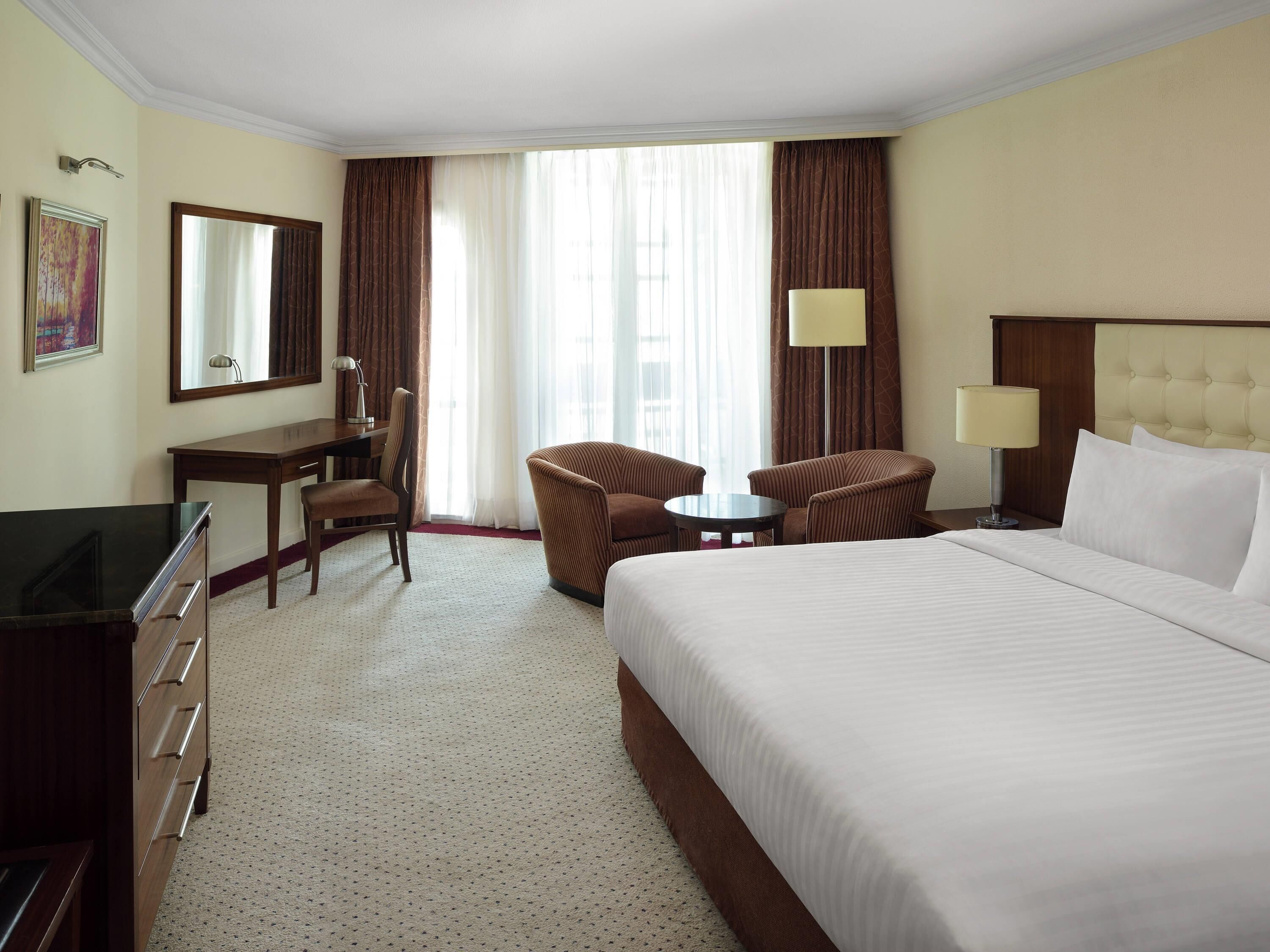 迷你吧、客房內保險箱、書桌、筆電工作空間