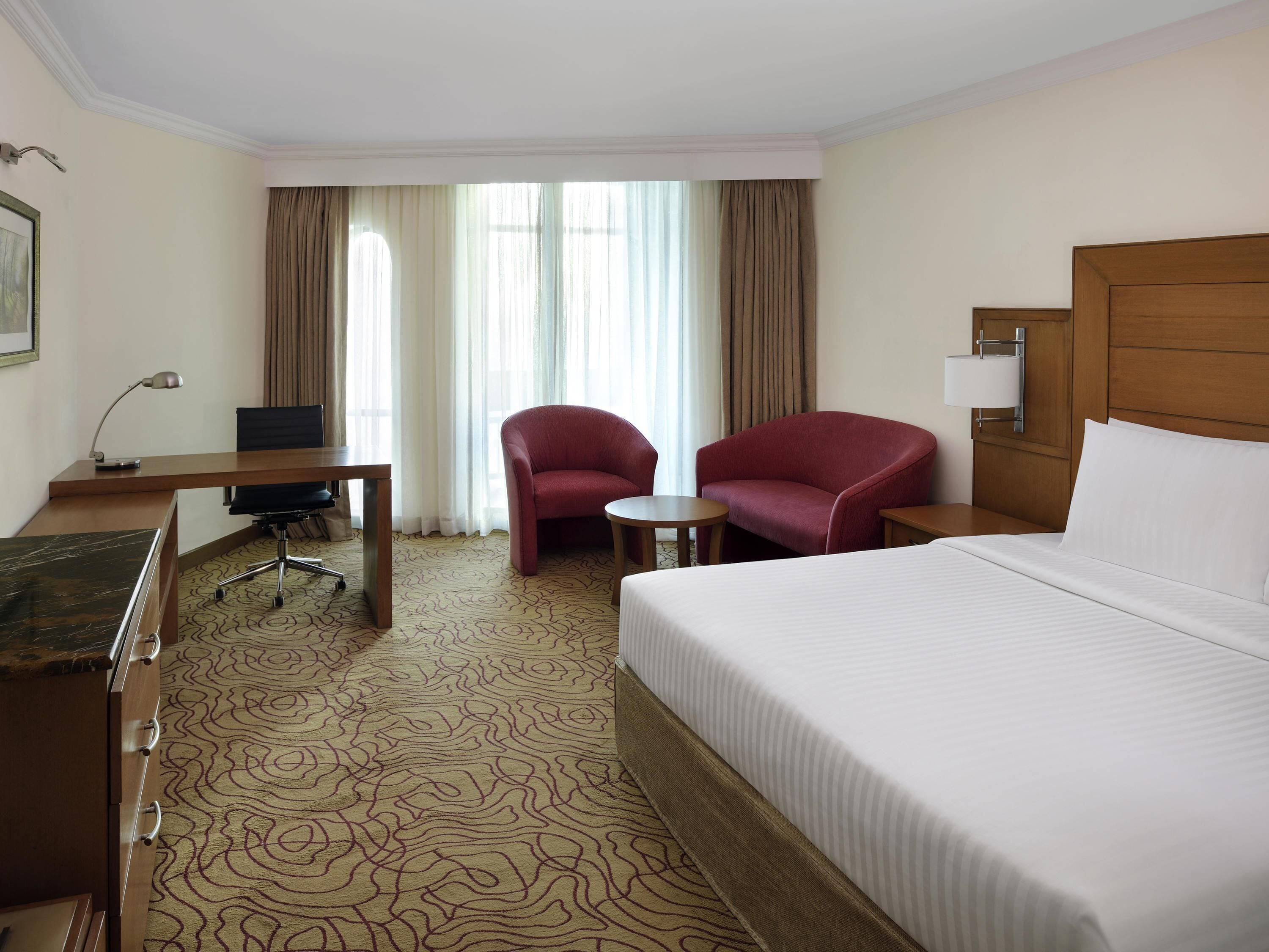 Frigobar, cofres nos quartos, escrivaninha