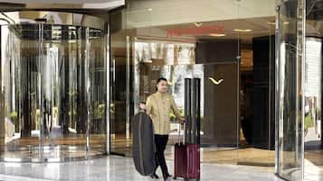 Entrada de hotel con puerta giratoria y un letrero que dice "Mövenpick Hotel Karachi".