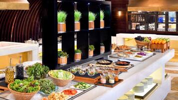 Menyajikan masakan Pakistan