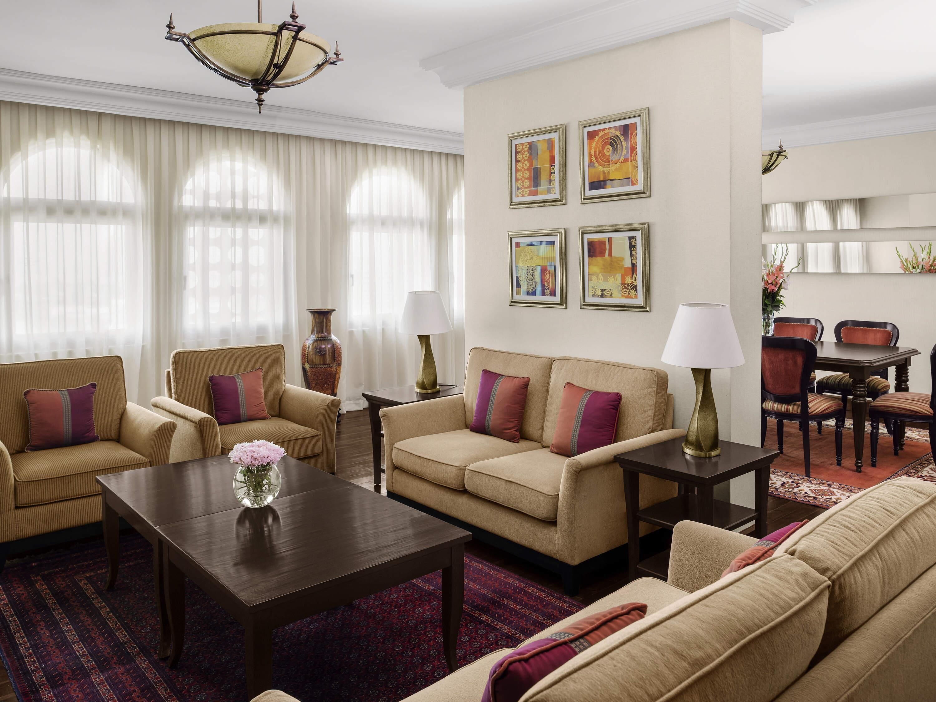 Suite Royal, 2 habitaciones, accesible para personas con discapacidad | Minibar, caja fuerte, escritorio y espacio para trabajar con un portátil