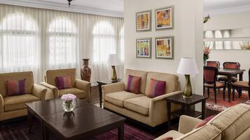 Royal-Suite, 2 Schlafzimmer, barrierefrei | Minibar, Zimmersafe, Schreibtisch, laptopgeeigneter Arbeitsplatz