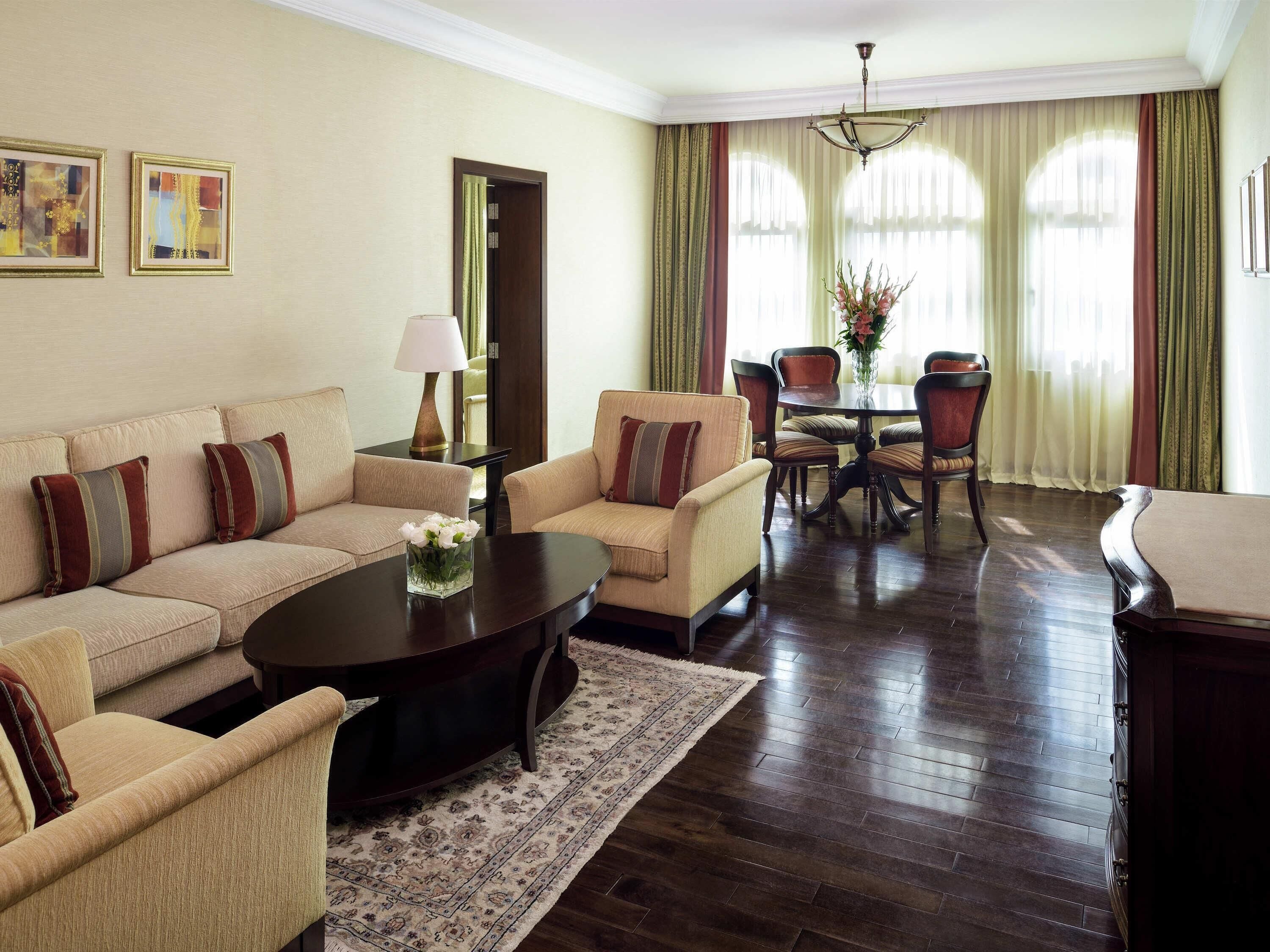 Minibar, coffres-forts dans les chambres, bureau