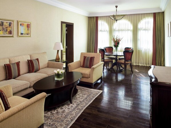 Suite, 1 soverom | Minibar, safe på rommet, skrivebord og skrivebord for bærbar PC