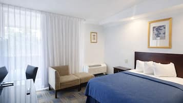 Deluxe Room, Queen Bed | Brankas, meja kerja, ruang kerja ramah laptop, dan kedap suara